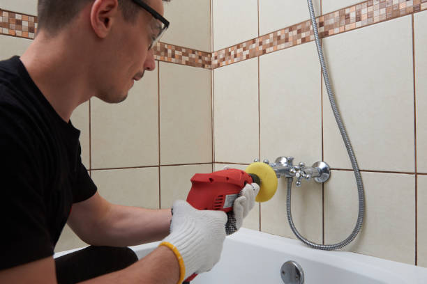 istock Cleaning bathroom tub service 904816454