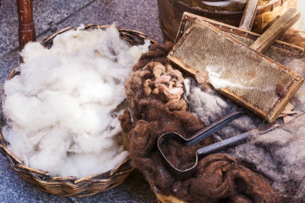 cesta de mimbre con lana virgen - wool fotografías e imágenes de stock