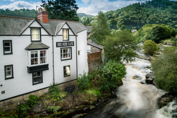 dee side cafe - dee river river denbighshire wales foto e immagini stock