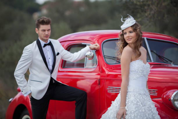 couple de jeunes mariés élégance jeune la voiture rétro - haute couture beautiful smoking beauty photos et images de collection