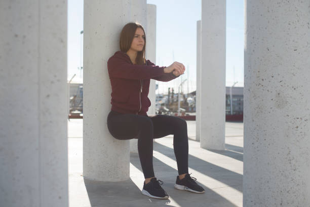 chica entrenando en ciudad - adductor magnus - fotografias e filmes do acervo