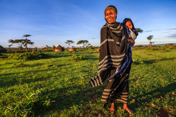 donna della tribù borana che tiene in braccio il suo bambino, etiopia, africa - ethiopian culture foto e immagini stock