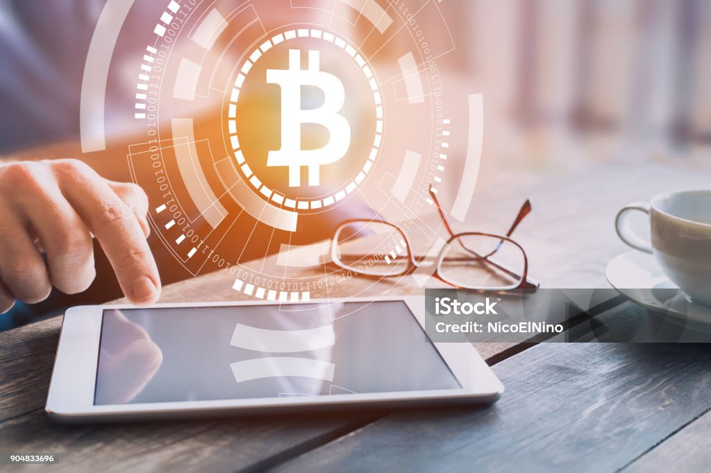 Bitcoin cryptocurrency investissement, trading concept, homme d’affaires, tablette numérique, symbole BTC - Photo de Crypto-monnaie libre de droits