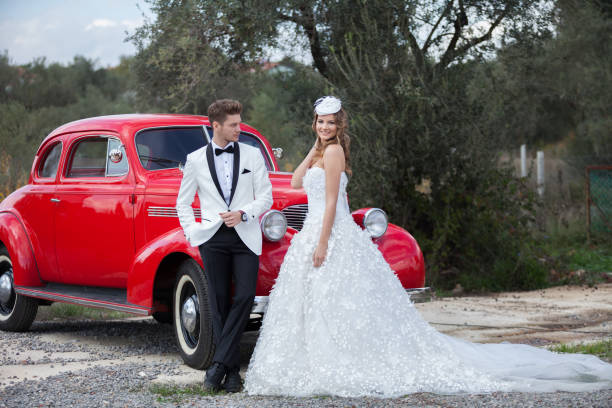 couple de jeunes mariés élégance jeune la voiture rétro - haute couture beautiful smoking beauty photos et images de collection