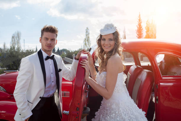 młoda elegancja nowożeńców para w samochodzie retro - haute couture beautiful smoking beauty zdjęcia i obrazy z banku zdjęć