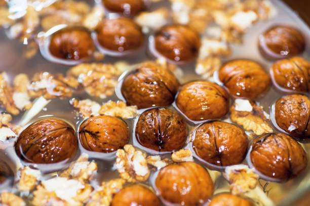грецкие орехи в воде. - walnut стоковые фото и изображения