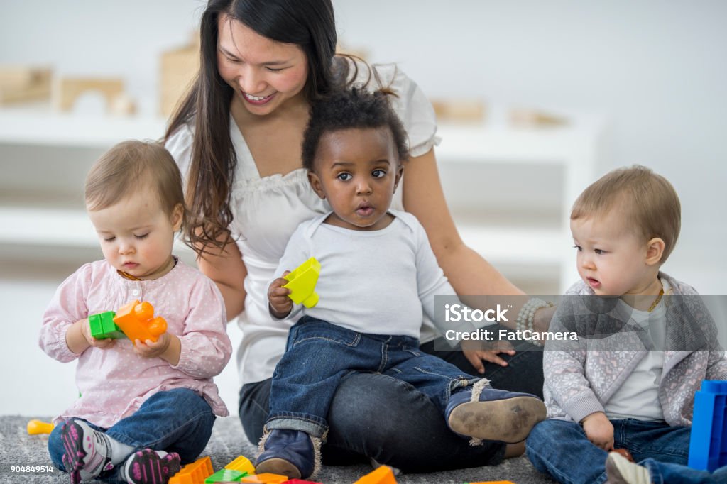 Trabajadores de cuidado infantil - Foto de stock de Cuidado infantil libre de derechos