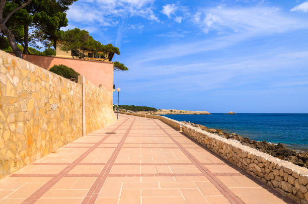 avenida costeira de praia de cala gat, ilha de maiorca, espanha - beach family boardwalk footpath - fotografias e filmes do acervo