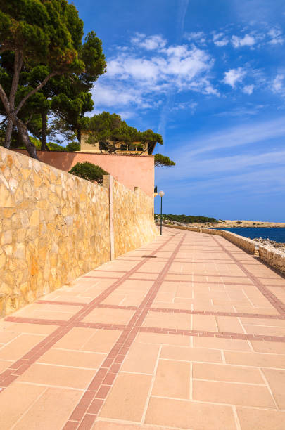 avenida costeira de praia de cala gat, ilha de maiorca, espanha - beach family boardwalk footpath - fotografias e filmes do acervo