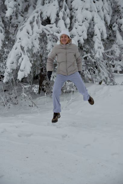 istock the girl jumps up 904864568