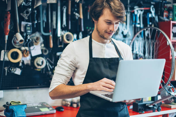 istock Repairman with laptop 904872908
