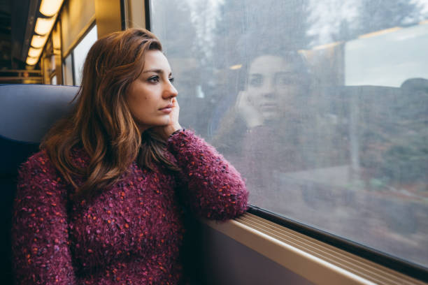 giovane donna che viaggia in treno - persa nel pensiero - bus inside of people train foto e immagini stock