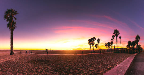 los angeles - santa monica, californie magnifique coucher de soleil au bord de la plage - santa monica city of los angeles night los angeles county photos et images de collection