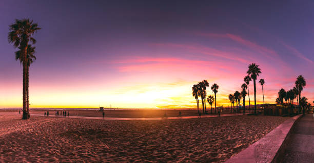 los angeles - santa monica, california beautiful sunset by the beach - santa monica venice beach california santa monica beach imagens e fotografias de stock