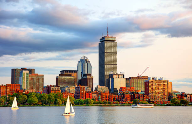 veleiros no rio charles, em boston massachusetts - boston skyline back bay massachusetts - fotografias e filmes do acervo