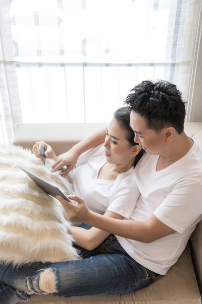 istock Couple shopping online at home 904906166