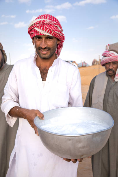 男はラクダの乳のボウルでポーズします。 - united arab emirates middle eastern ethnicity men camel ストックフォトと画像