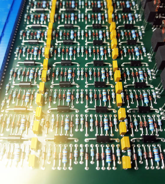 carte de circuit imprimé sur une carte graphique - circuit board computer chip mother board electrical component photos et images de collection