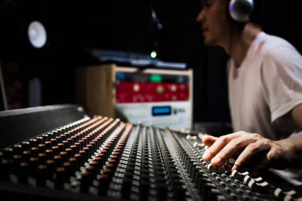 dj hombre asiático, ingeniero de sonido, productor musical trabajando en mezclador de sonido en grabación, estudio de difusión. centrarse en las manos - dj de radio fotografías e imágenes de stock