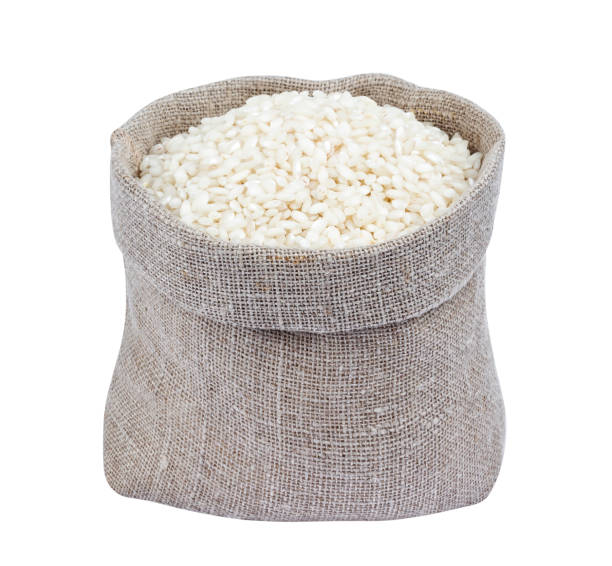 Arroz Risotto En Bolsa De Arpillera Aislado En Blanco Foto de stock y más banco de imágenes de Arroz - Grano - iStock Arroz Risotto En Bolsa De Arpillera Aislado En Blanco Foto de stock y más banco de imágenes de Arroz - Grano - iStock