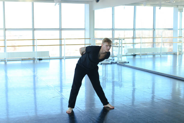 istock Sportsman doing exercises in gym studio 904947650