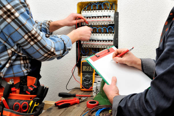 若い技術者の電気技師およびエンジニアは住宅用電気パネルの電圧を確認します。 - pliers technician cable electrical equipment ストックフォトと画像