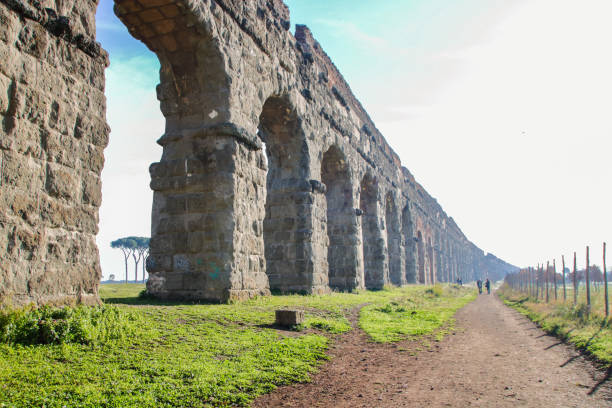 park akweduktu przy ulicy appia - roman column arch pedestrian walkway zdjęcia i obrazy z banku zdjęć