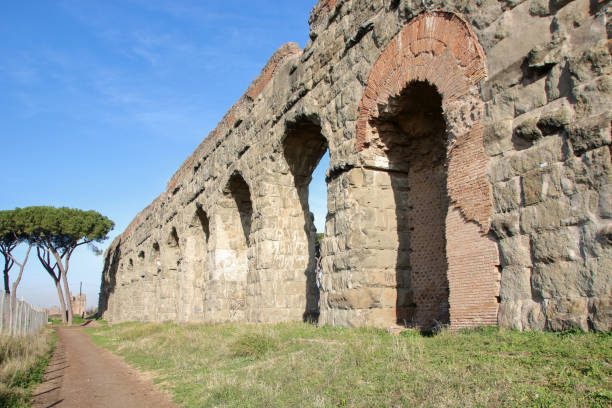 парк акведук на улице аппиа - roman column arch pedestrian walkway стоковые фото и изображения