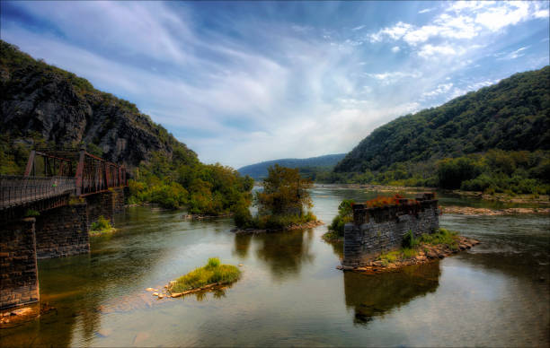 dove si incontrano i fiumi - shenandoah river valley foto e immagini stock