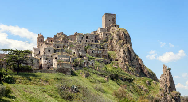 craco, uninhabited village en basilicata-provincia de matera, italia - vibrant color summer rock cliff fotografías e imágenes de stock