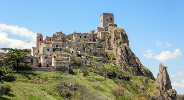 craco inhabitées village de basilicate-province de matera en italie - matera photos et images de collection