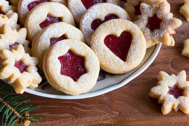 linzer plätzchen mit erdbeermarmelade gefüllt - cookie heart shape shortbread christmas stock-fotos und bilder