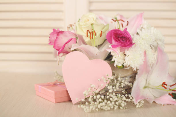 istock Flowers and valentines day card 905018540