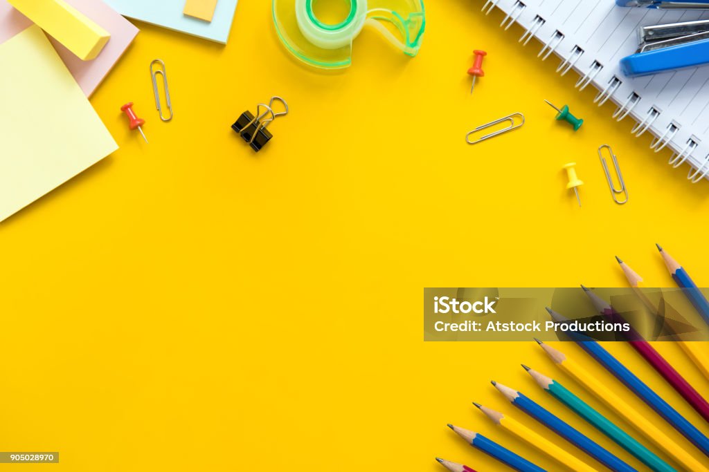 Bunte Briefpapier auf gelbem Hintergrund - Lizenzfrei Büromaterial Stock-Foto