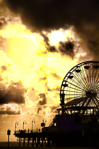 imagens de silhueta de santa monica pier ao pôr do sol, califórnia - santa monica ferris wheel amusement park rollercoaster - fotografias e filmes do acervo