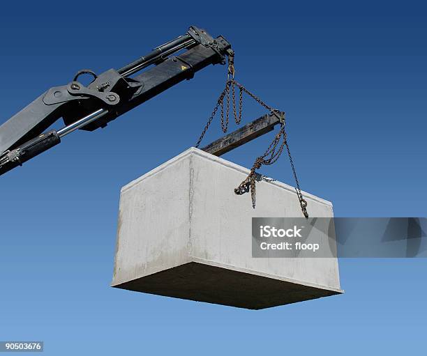 Foto de Caixa Em Um Guindaste e mais fotos de stock de Caixa - Recipiente - Caixa - Recipiente, Concreto, Caixa de presentes