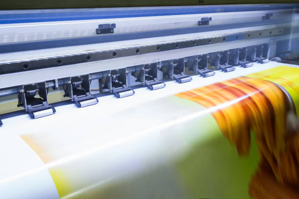 impresora del formato grande de inyección de tinta trabajan en banner de vinilo - printed pattern fotografías e imágenes de stock