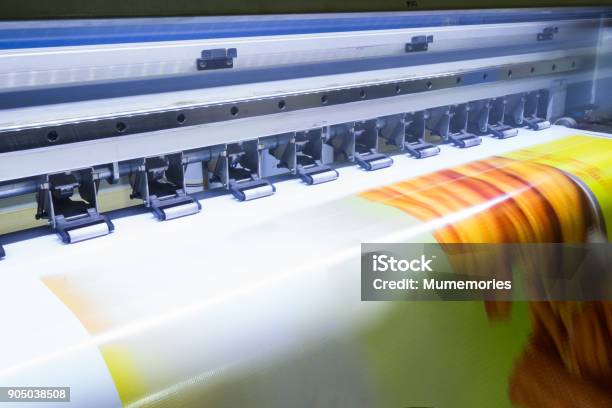 Foto de Impressora Inkjet De Grande Formato Trabalhando No Banner De Vinil e mais fotos de stock de Impressora - Fábrica