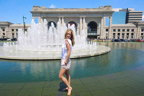 loira na union station de kansas city - kansas city missouri fountain missouri union station kansas city - fotografias e filmes do acervo