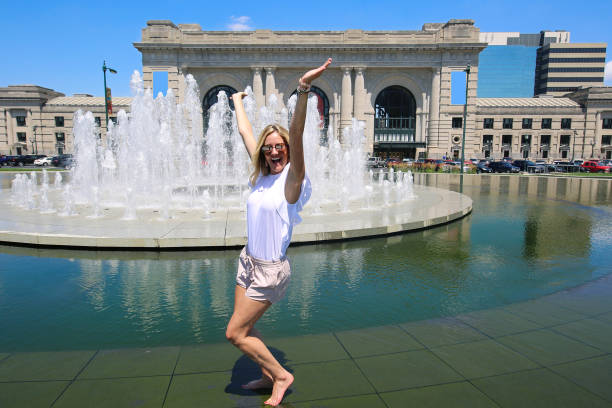 loira na union station de kansas city - kansas city missouri fountain missouri union station kansas city - fotografias e filmes do acervo