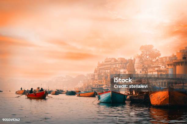 Varanasi Bei Sonnenaufgang Stockfoto und mehr Bilder von Indien - Indien, Varanasi, Ganges