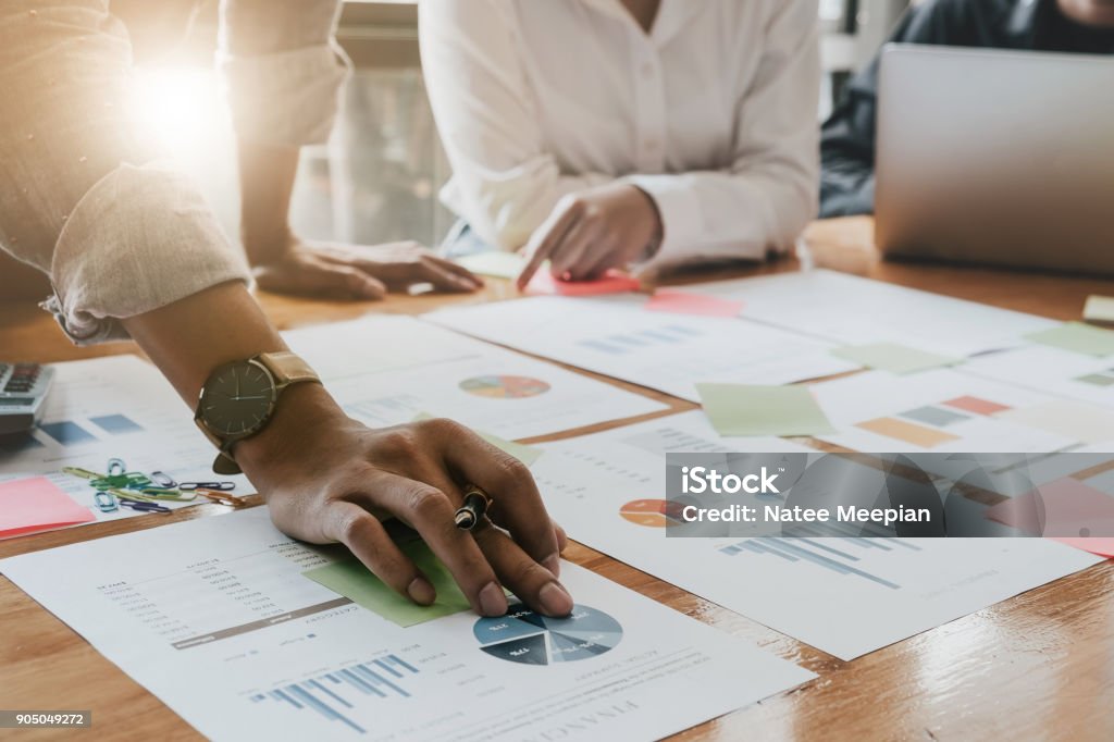 Business People Planning Strategy Analysis dal report dei documenti finanziari, Office Concept - Foto stock royalty-free di Mestiere nelle vendite