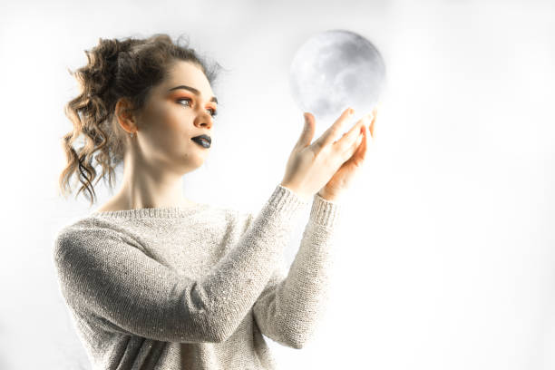 retrato de una joven de hermoso pelo rizado caucásico es luna como esfera transparente en sus manos, concepto de salud de la mujer ciclo. - cicle fotografías e imágenes de stock