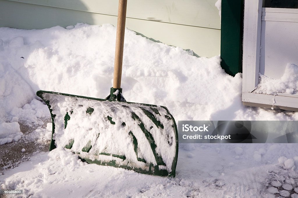 Pala de nieve primer plano - Foto de stock de Pala de nieve libre de derechos