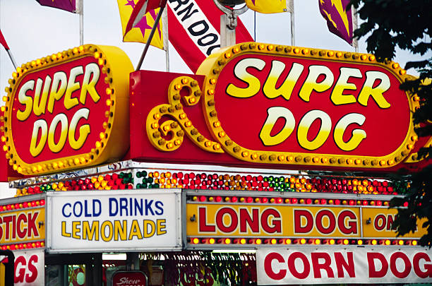 parque de diversiones signos de alimentos - corn dog fotografías e imágenes de stock