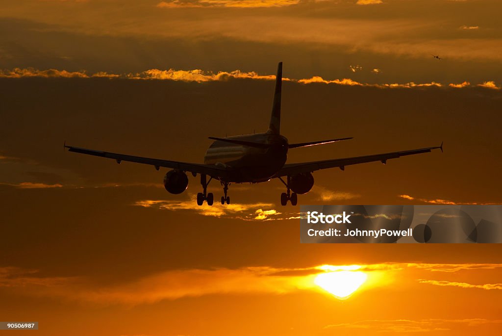 에어버스 A320 Commercial Airliner 해질녘까지 실루엣. - 로열티 프리 공중 스톡 사진