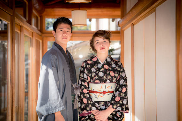pareja joven en kamakura - kamakura japan tourist people fotografías e imágenes de stock