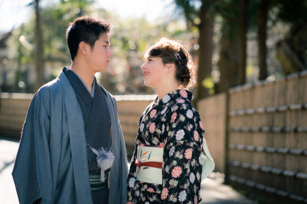 jovem casal em kamakura - kamakura japan tourist people - fotografias e filmes do acervo