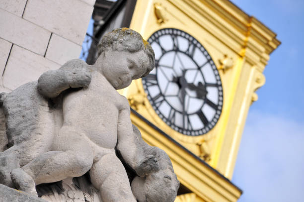 istock Detail of the architecture of Leeds Civic Hall 905073726