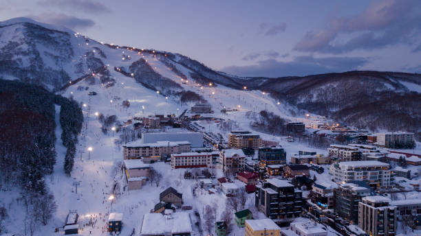 vista aérea da vila de esqui niseko - ski resort snow hotel mountain - fotografias e filmes do acervo